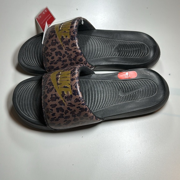 Women’s Nike Victoria One Slide Leopard Print sz 11 - Picture 2 of 5